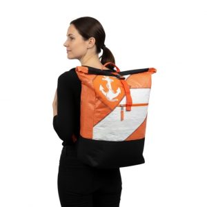 beadbags-anker-rucksack-orange-weiss-patch-orange-weisser-anker-2-4 frau