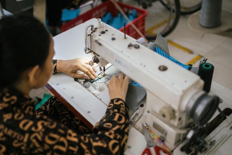 Materiallager und Upcycling Säcke in Kambodscha – Basis für beadbags Taschen.