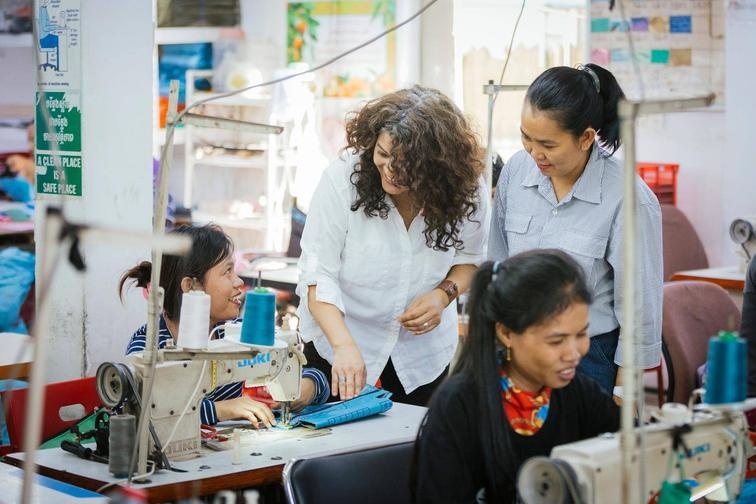 Straßenszene in Kambodscha – Kontext der beadbags Upcycling Projekte.