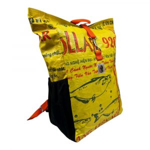 Nachhaltiger Rolltop Rucksack aus recycelten Reis- & Zementsäcken – fair produziert, wasserfest, robust & geräumig. Perfekt für City, Reisen, Wandern und Alltag.