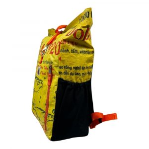 Nachhaltiger Rolltop Rucksack aus recycelten Reis- & Zementsäcken – fair produziert, wasserfest, robust & geräumig. Perfekt für City, Reisen, Wandern und Alltag.