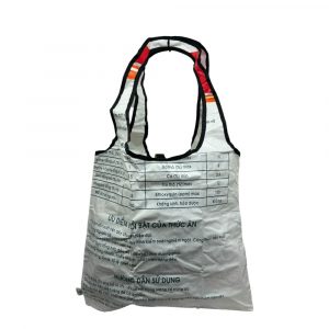 Nachhaltige Einkaufstasche aus recyceltem Reissack – fair produziert, vegan, wasserabweisend & superleicht. Jedes Stück handgemacht und ein echtes Unikat.