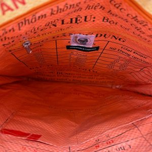 S Bag Upcycling Tasche aus recycelten Reis- & Zementsäcken – fair produziert, vegan & wasserabweisend. Leichte DIN A4 Alltagstasche im farbenfrohen Unikat-Design.