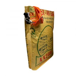 S Bag Upcycling Tasche aus recycelten Reis- & Zementsäcken – fair produziert, vegan & wasserabweisend. Leichte DIN A4 Alltagstasche im farbenfrohen Unikat-Design.
