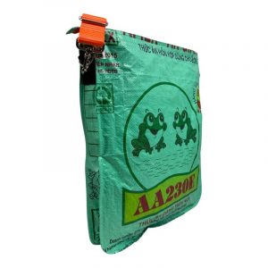 S Bag Upcycling Tasche aus recycelten Reis- & Zementsäcken – fair produziert, vegan & wasserabweisend. Leichte DIN A4 Alltagstasche im farbenfrohen Unikat-Design.