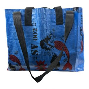 „Ultrageräumige Upcycling-Tasche aus recyceltem Reissack – leicht, wasserabweisend & faltbar. Perfekt für Einkauf, Strand & Alltag. Jedes Stück ein Unikat.“