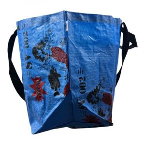 „Ultrageräumige Upcycling-Tasche aus recyceltem Reissack – leicht, wasserabweisend & faltbar. Perfekt für Einkauf, Strand & Alltag. Jedes Stück ein Unikat.“