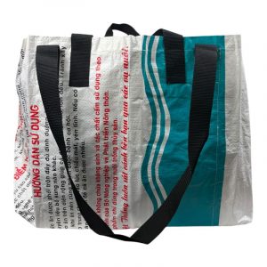 „Ultrageräumige Upcycling-Tasche aus recyceltem Reissack – leicht, wasserabweisend & faltbar. Perfekt für Einkauf, Strand & Alltag. Jedes Stück ein Unikat.“