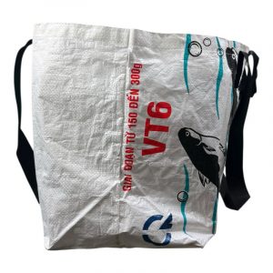 „Ultrageräumige Upcycling-Tasche aus recyceltem Reissack – leicht, wasserabweisend & faltbar. Perfekt für Einkauf, Strand & Alltag. Jedes Stück ein Unikat.“