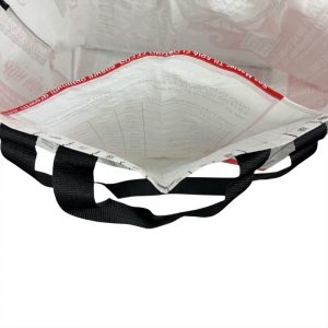 „Ultrageräumige Upcycling-Tasche aus recyceltem Reissack – leicht, wasserabweisend & faltbar. Perfekt für Einkauf, Strand & Alltag. Jedes Stück ein Unikat.“