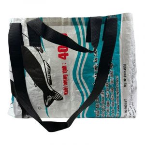 „Ultrageräumige Upcycling-Tasche aus recyceltem Reissack – leicht, wasserabweisend & faltbar. Perfekt für Einkauf, Strand & Alltag. Jedes Stück ein Unikat.“